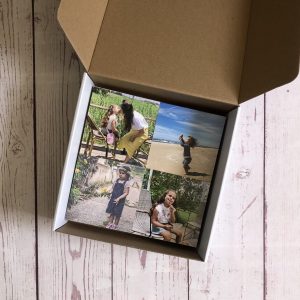 תמונות מודפסות על בלוק עץ