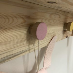 מדף ספרים מעץ עם תלייה ורוד