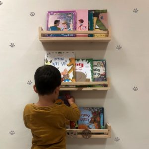 מדף ספרים מעץ עם שם ואריה