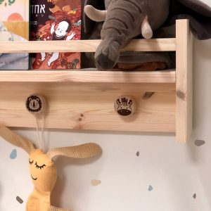 מדף ספרים מעץ עם תלייה חיות