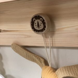 מדף ספרים מעץ עם תלייה חיות