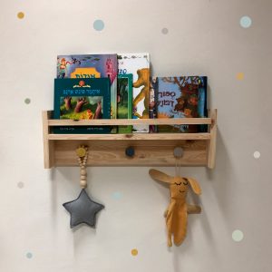 מדף ספרים מעץ עם תלייה כחול