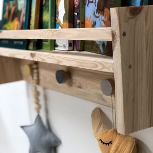 מדף ספרים מעץ עם תלייה כחול