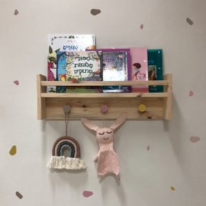 מדף ספרים מעץ עם תלייה ורוד