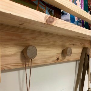 מדף ספרים מעץ עם תלייה עץ